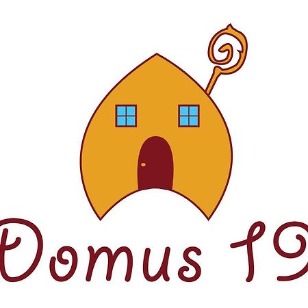 Domus 19 Hotel Napoli Bagian luar foto