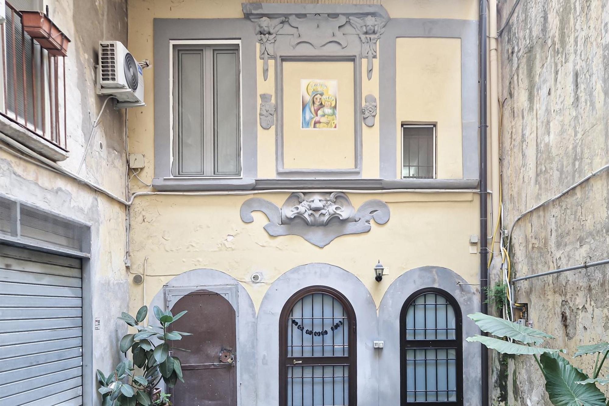 Domus 19 Hotel Napoli Bagian luar foto