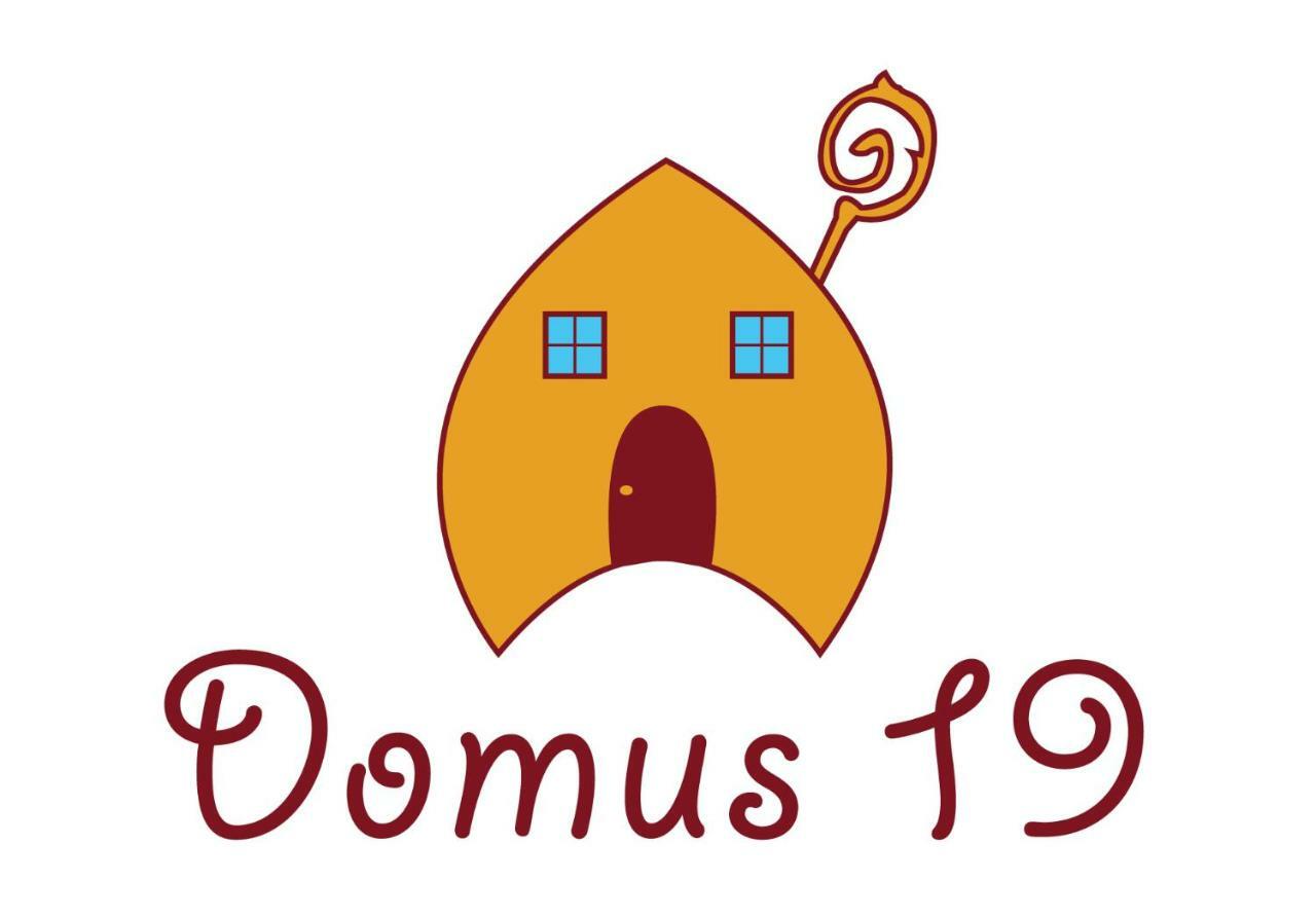 Domus 19 Hotel Napoli Bagian luar foto