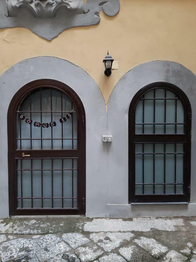 Domus 19 Hotel Napoli Bagian luar foto